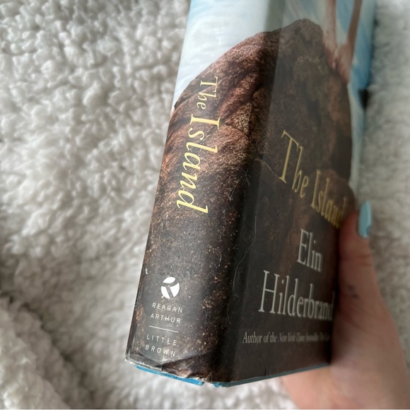 📚4/25$📚 The island by Elin Hilderbrand - Picture 5 of 9